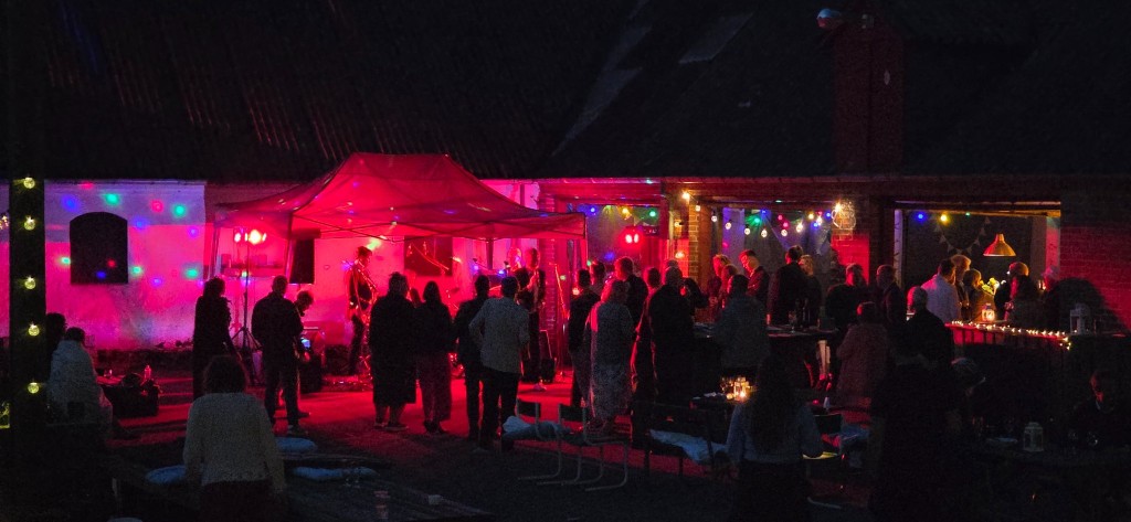 Aften i Aarhus-gård med kulørt lys og live-musik